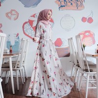 Rifka sering tampil dengan berbagai macam dress. Pilihan dress dengan aksen ruffle dan berpotongan flowy cocok untuk hijabers muda yang tak ingin terlihat seperti ibu-ibu. Foto: Instagram Rifka Ayu
