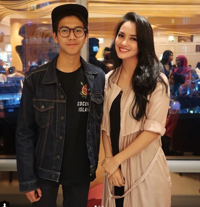 Ririn Ekawati kesemsem dengan pemeran Dilan, Iqbal Ramadhan. Dia pun mendapatkan kejutan dari sahabatnya. Dilan mendadak hadir di lokasi yang sama dengan dirinya berada. “Aku ngefans bukan naksir,” tulis Ririn di keterangan fotonya. Ririn memang termasuk barisan wanita yang demam Dilan sejak film tersebut dirilis pada awal 2018. Foto: (Instagram)