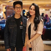 Ririn Ekawati kesemsem dengan pemeran Dilan, Iqbal Ramadhan. Dia pun mendapatkan kejutan dari sahabatnya. Dilan mendadak hadir di lokasi yang sama dengan dirinya berada. “Aku ngefans bukan naksir,” tulis Ririn di keterangan fotonya. Ririn memang termasuk barisan wanita yang demam Dilan sejak film tersebut dirilis pada awal 2018. Foto: (Instagram)