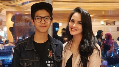Gaya Ririn Ekawati, Tante Cantik Awet Muda yang Kesemsem Iqbal Dilan