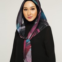 Hijab dari ‘Dian Pelangi Studio’ itu hadir dalam beberapa pilihan warna yang cantik. Koleksi bernama ‘Pualam’ ini menggunakan bahan ultrafine, bahan yang baru-baru ini jadi favorit hijabers karena nyaman dipakai. Foto: Instagram