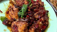 @dapuruniola punya ayam kecap Manado yang bikin ngiler. Lihat aja tuh biji cabainya benar-benar melimpah. Foto: Instagram