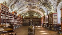 Strahov Library, merupakan salah satu perpustakaan terbaik yang dimiliki kota Praha, Republik Ceko. Perpustakaan yang sudah berdiri sejak tahun 1143 ini menawarkan keindahan arsitektur ala abad pertengahan dengan berbagai macam karya seni yang dipajang dari banyak seniman terkenal. Istimewa/Boredpanda.