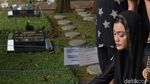 Keluarga Ziarah ke Makam Jupe