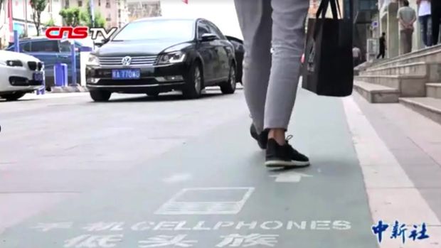 China Sediakan Jalan Khusus Bagi Pecandu Smartphone
