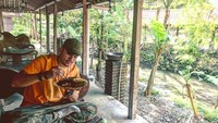 Nyarap sek yo, tulis Mario pada keterangan foto ini. Ya, Mario lagi menikmati sepiring nasi gudeg saat tengah di Yogyakarta. Foto: Instagram @lawalata13