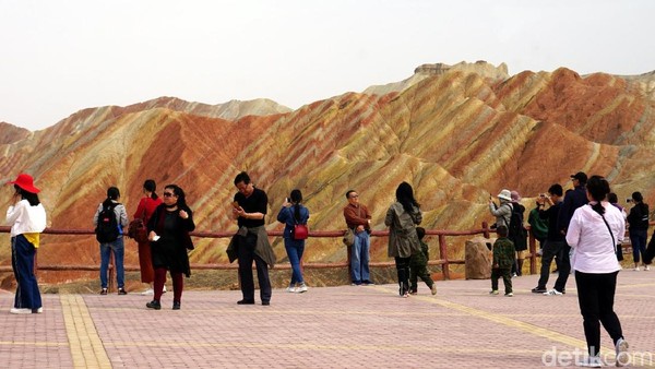 Destinasi ini pun menarik minat banyak wisatawan. Tak hanya dari dalam China saja, tetapi juga dari berbagai negara. Terutama juga wisatawan muslim yang ingin melihat sendiri gunung yang disebut dalam Al Quran Surat Al Fathir ayat 27. (Wahyu/detikTravel) Destinasi ini pun menarik minat banyak wisatawan. Tak hanya dari dalam China saja, tetapi juga dari berbagai negara. Terutama juga wisatawan muslim yang ingin melihat sendiri gunung yang disebut dalam Al Quran Surat Al Fathir ayat 27. (Wahyu/detikTravel)