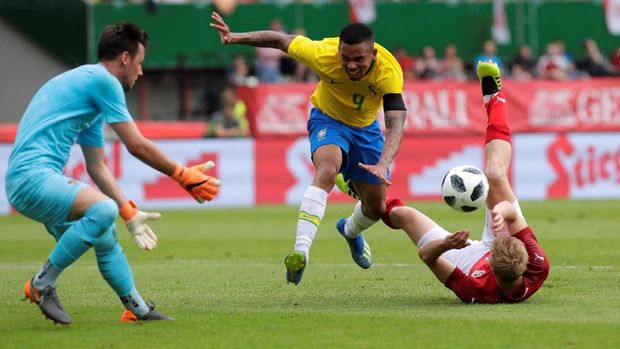 Gabriel Jesus mencetak gol pertama timnas Brasil ke gawang Austria pada laga persahabatan jelang Piala Dunia 2018. (