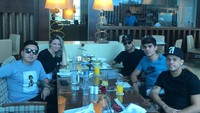  Bisa dikatakan masih muda, Neymar yang kini bermain di  klub Prancis Paris Saint-Germain senang berkumpul dengan teman-temannya. Di salah satu restoran, begini kebersamaan ayah satu anak ini dengan temannya. Foto: Instagram @neymarjr
