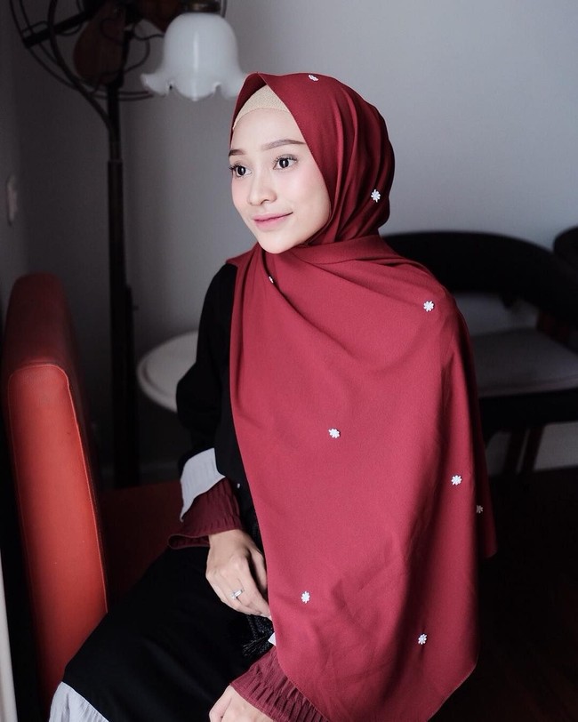 Kini, Rifka memiliki lebih dari 270 ribu followers di Instagram. Para fans Rifka di Instagram sering menyebutnya mirip artis populer Tanah Air seperti Putri Marino. Foto: Instagram Rifka Ayu