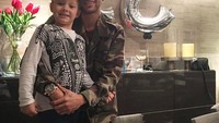 Kalau yang ini ketika Neymar merayakan ulang tahunnya yang ke 25. Tentunya ia mengajak si kecil David Lucca da Silva Santos untuk berfoto bersama. Foto: Instagram @neymarjr