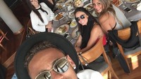 Tertulis, Friends. Pemilik nama asli Neymar da Silva Santos Júnior pun terlihat bahagia ketika berkumpul dengan teman-temannya. Lihat saja ada banyak sekali makanan yang mereka cicip. Habis tuh? Foto: Instagram @neymarjr