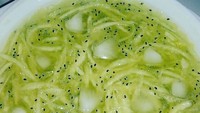 Pemilik akun Instagram @lanitaapi membuat sajian es melon yang menggoda. Melonnya diserut kemudian dicampurkan dengan selasih. Jangan lupa tambah dengan es batu agar dingin dan segar.  Foto: Instagram