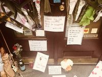 Restoran Pertama Anthony Bourdain Dipenuhi Bunga dan Ucapan Duka Penggemarnya