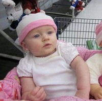 Duh gemasnya bayi ini! Sama-sama pakai topi dengan bonekanya. Foto: istimewa