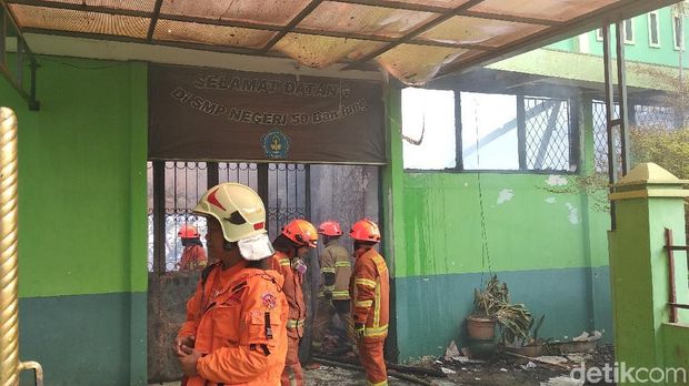 Kobaran Api Lumat Gedung SMP 50 Bandung