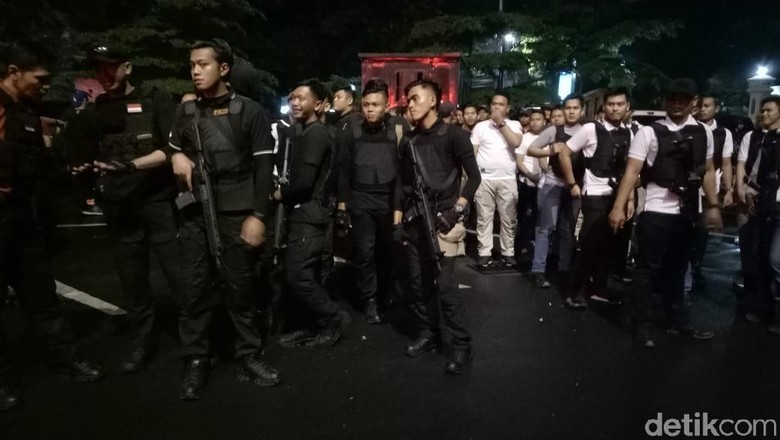 Polisi Patroli dan Dialog dengan Warga di Pasar Rakyat Palu Polisi Patroli dan Dialog dengan Warga di Pasar Rakyat Palu