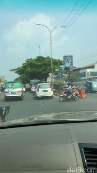 Lalin di Jl Margonda Raya arah ITC pukul 11.50 WIB.