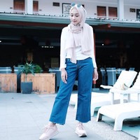 Gaya Rifka bisa jadi inspirasi untuk wanita berhijab yang senang tampil kasual dan feminin. Seperti busananya ini, ia memadukan kaos putih panjang dengan kulot jeans. Hijab yang ia pakai yaitu hijab shawl berbahan sifon dengan warna dusty cream. Foto: Instagram Rifka Ayu