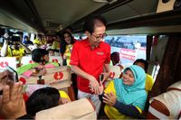 Direktur Sido Muncul Irwan Hidayat menyempatkan diri naik ke dalam bus dan menyapa peserta Mudik Gratis Sido Muncul (Foto: dok. Sido Muncul)