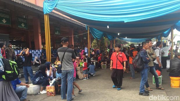 Pemudik di terminal Kp Rambutan.