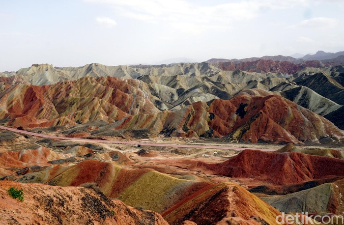 Zhangye Danxia Geological Park, Gunung Pelangi yang disebut dalam Al Quran Surat Al Fathir ayat 27