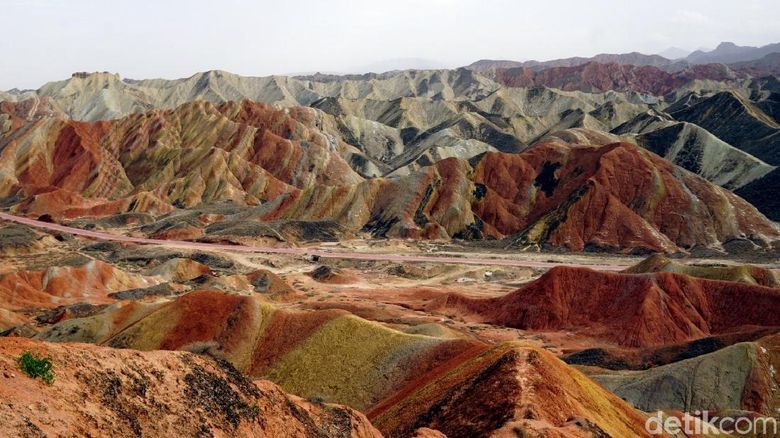 Zhangye Danxia Geological Park Zhangye Danxia Geological Park, Gunung Pelangi yang disebut dalam Al Quran Surat Al Fathir ayat 27