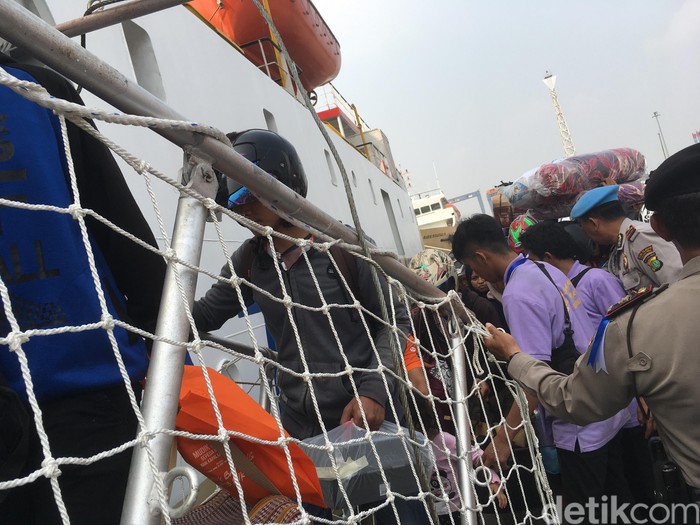 Ribuan Pemotor Ikut Mudik Gratis Kemenhub Naik Kapal Laut