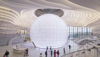 Tianjin Binhai Library merupakan salah satu perpustakaan paling keren yang ada di dunia saat ini. Terletak di kota Tianjin, Cina. Perpustakaan ini di desain dengan tampilan yang futuristik dan mampu menyimpan hingga 1,2 juta buku. Tianjin Binhai Library memiliki area membaca di lantai dasar, area lounge di bagian tengah dan kantor, ruang pertemuan, dan ruang komputer atau audio di bagian atas. Istimewa/Boredpanda.