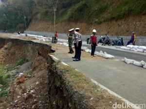 Mudik Melintasi Ponorogo-Trenggalek Waspadai Jalan Amblas