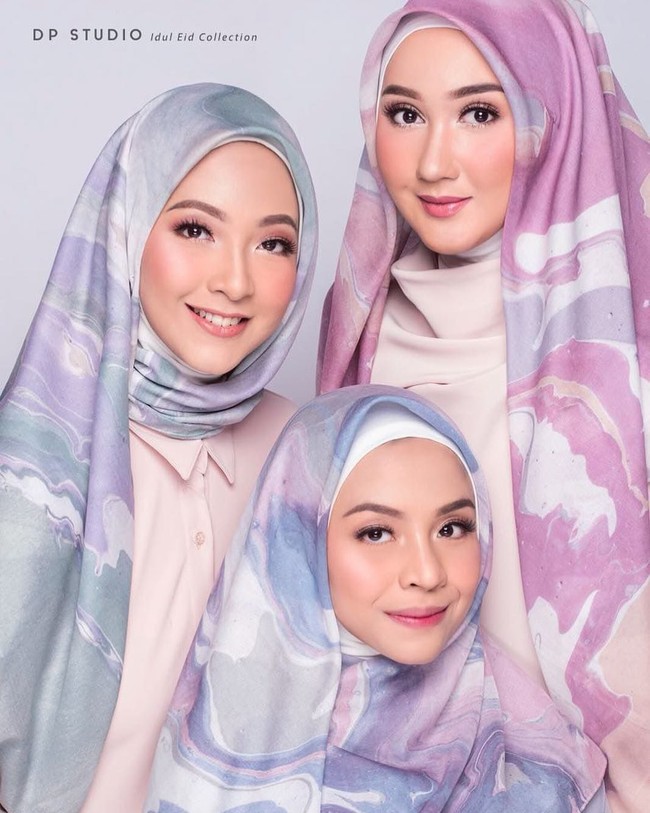 Dian Pelangi berfoto bersama dua saudara iparnya, yaitu Nuurul Zafitra dan Nurzanah Primadanis. Mereka bertiga kompak memakai hijab bermotif marble dan berwarna pastel. Ketiganya menjadi model untuk koleksi Lebaran Dian Pelangi Studio. Foto: Instagram