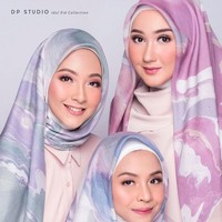 Dian Pelangi berfoto bersama dua saudara iparnya, yaitu Nuurul Zafitra dan Nurzanah Primadanis. Mereka bertiga kompak memakai hijab bermotif marble dan berwarna pastel. Ketiganya menjadi model untuk koleksi Lebaran Dian Pelangi Studio. Foto: Instagram