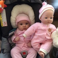 Super gemes! Bayi dan bonekanya layaknya anak kembar sama-sama pakai baju pink. Foto: istimewa