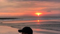 Sluuurp! Gayanya sudah cool banget nih. Mario tengah minum segelas wine sambil berjalan di pinggir pantai. Boleh juga nih gaya santainya ditiru.  Foto: Instagram @lawalata13
