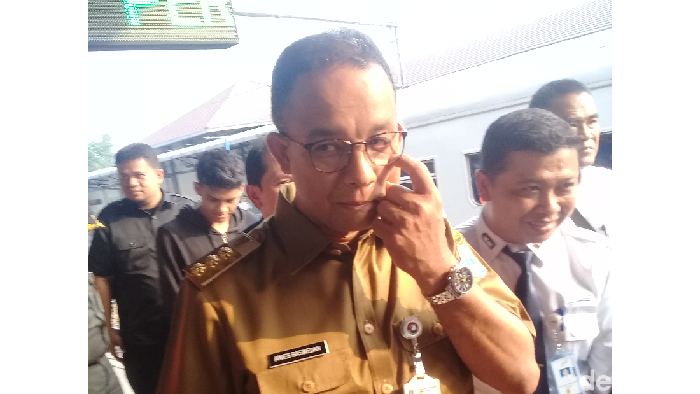 Anies Tinjau Arus Mudik di Stasiun Senen