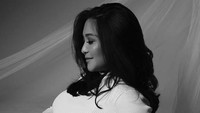 Salah satu foto hamilnya bersama dengan anjing peliharaannya. Foto: Caca Tengker (Instagram)