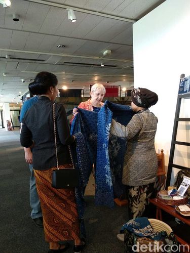 Cerita Perajin dari Gresik yang Ikut Promosikan Batik di Paris
