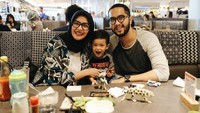 Begini gaya keluarga kecil Revalina saat makan di salah satu restoran Jepang Jakarta. Mereka terlihat sangat intim dan mesra, ya. Menurut Reva, salmon special roll di sini enak. Foto: Instagram @vatemat