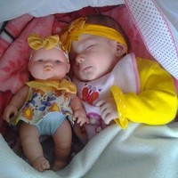 Nyenyaknya si bayi tidur bersama boneka kesayangannya. Lucunya, pita si bayi dan bonekanya sama. Foto: istimewa