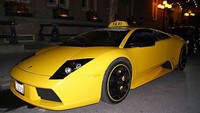 Lamborghini Taxi ini mungkin paling mewah yang pernah ada. Dapat ditemui di Kanada, taksi ini mampu melaju kencang. Istimewa/jetsetta.com.