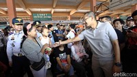 Wagub DKI Jakarta itu juga menyempatkan berbincang dengan warga yang akan melakukan perjalanan mudik melalui Terminal Kampung Rambutan, Jakarta Timur.