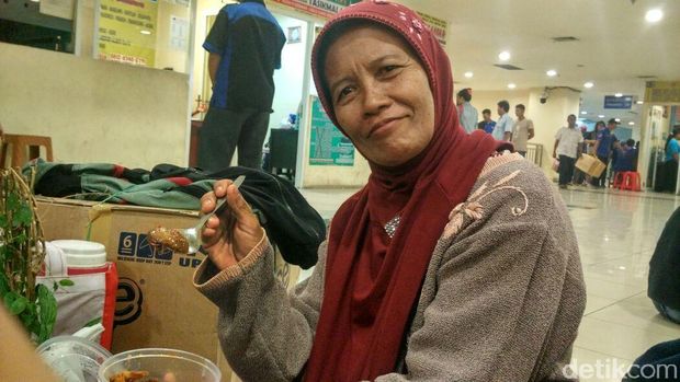 Mudik ke Jatim, Bambang Sekeluarga Bawa Bekal 5 Kg Jengkol