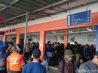 Pemudik Menumpuk di Stasiun Senen