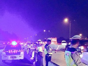 Urai Macet Mudik, Polisi Berlakukan Buka Tutup di Tol Cikunir