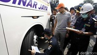 Selanjutnya Sandi juga melakukan pemeriksaan ke bis-bis yang akan digunakan untuk mudik. Ia terlihat berbincang dengan mekanik yang sedang memeriksan kondisi ban salah satu bis.