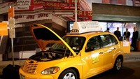 L-PT Cruiser Cab di kota New York ini bisa dibilang taksi ramah lingkungan. Hybrid Technologies mendesain kabin konsep L-PT Cruiser yang menggunakan baterai lithium ion. Istimewa/jetsetta.com.