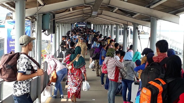 Sudah 386 Ribu Penumpang Arus Balik Tiba di Pelabuhan Merak Sudah 386 Ribu Penumpang Arus Balik Tiba di Pelabuhan Merak
