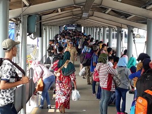 H-5, Pemudik Pejalan Kaki Sesaki Dermaga Pelabuhan Merak