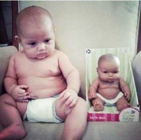 Super gemas! Sama-sama hanya pakai diaper dan tatapannya yang tajam, bayi dan boneka ini terlihat kocak. Foto: istimewa