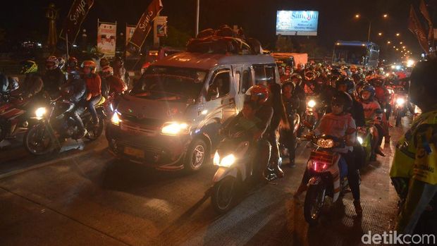 Pemudik roda dua yang padati jalur Pantura di Cirebon.